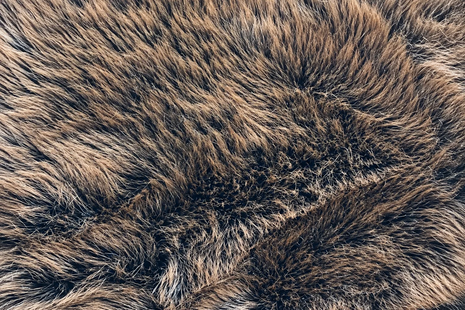2-Tone Metallic-Yarn Fox Faux Fur Fabric - pile surface
